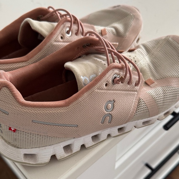 On Running Women's Athletic Shoes - Picture 6 of 8